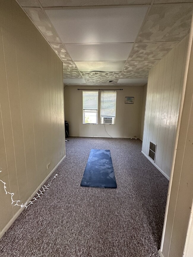 Building Photo - 2 bed 1 bath apartment available June 1st!