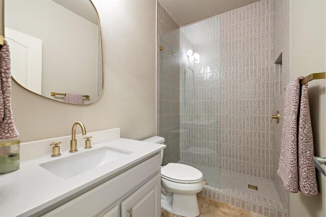 Building Photo - 2114 Hilton Head Dr