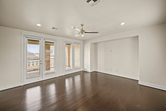 Building Photo - 2003 Covent Garden Station