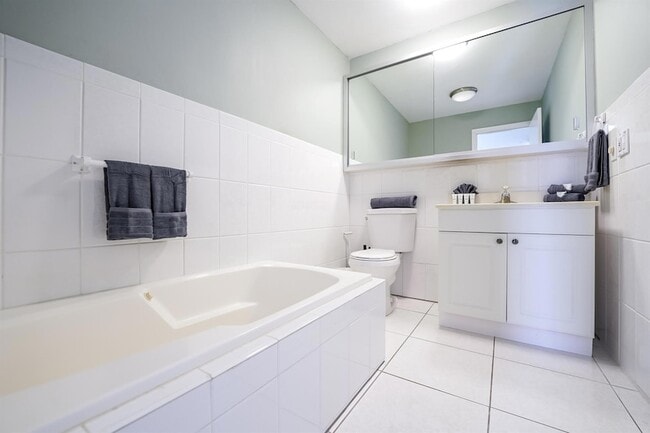 Building Photo - 2531 NE 47th St