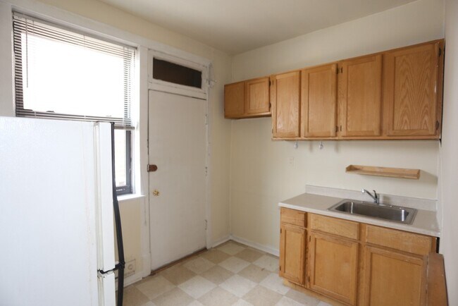 Building Photo - 722 W Barry Ave