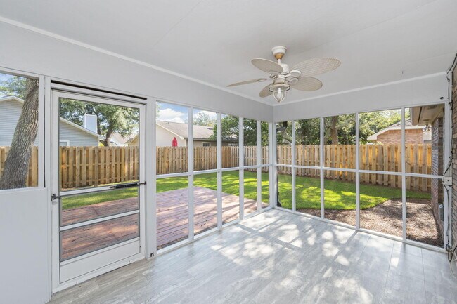 Building Photo - 305 Parkwood Pl