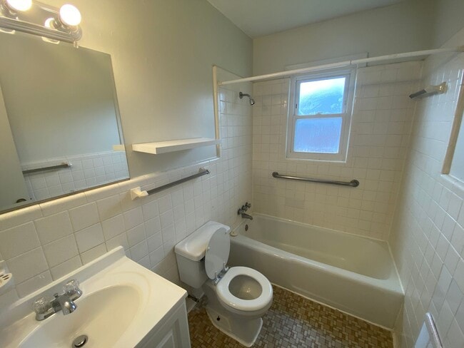 Building Photo - Renovated Apartment Near Duke West / W&D /...