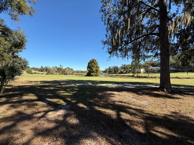 Building Photo - ON THE GOLF COURSE!!! Avail NOW!!!