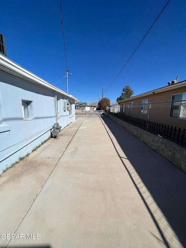 Building Photo - 8870 Sunland Rd