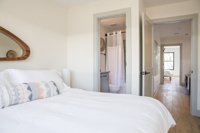 Building Photo - 315 NE Burwood Mews