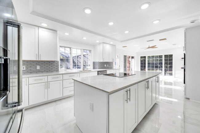 Building Photo - 1524 Glenlake Cir