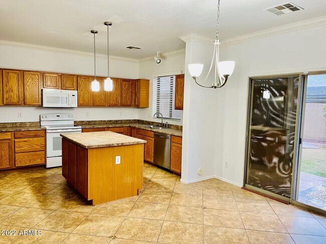 Building Photo - 1704 S Falcon Dr