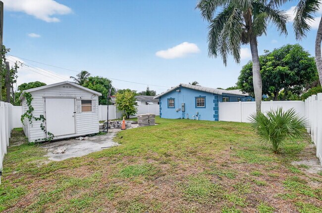 Building Photo - 601 SW 5th Ave