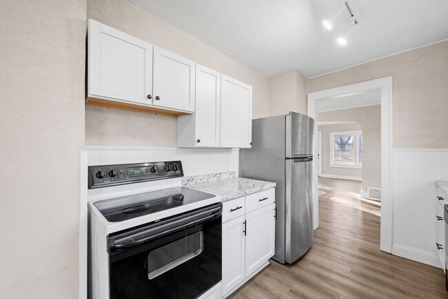 Building Photo - Updated 4-Bedroom 1.5-Bathroom Home in Minneapolis