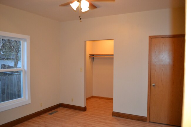 Building Photo - Remodeled 3-bedroom, open floor plan, Newe...