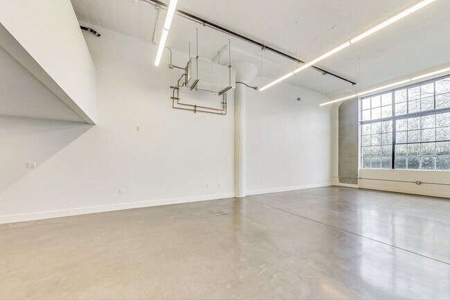 Building Photo - Two level loft with great light and ample ...