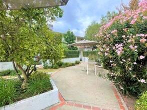 Building Photo - Studio Apartment -Open House  Tuesday the 17th at 5pm