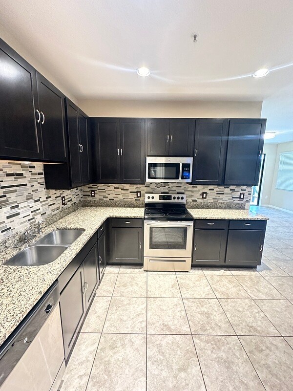 Building Photo - 2412 Seven Oaks Dr