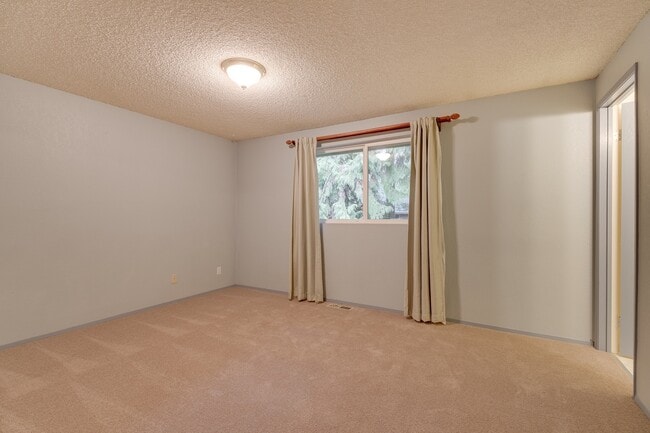 Building Photo - Beautiful 4 bedroom house with large backyard for rent in Sammamish!