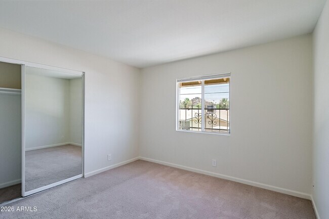 Building Photo - 1237 E Lawrence Ln