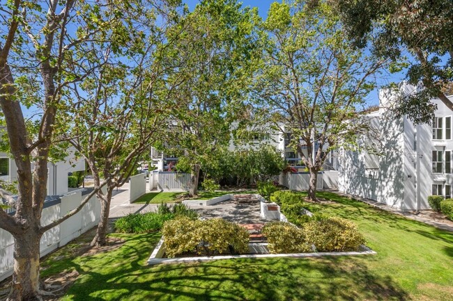 Courtyard view from balcony with BBQ grill and picnic tables - 1067 Shell Blvd