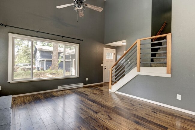Building Photo - Charming 3 Bed, 2 Bath Home on a Quiet Street
