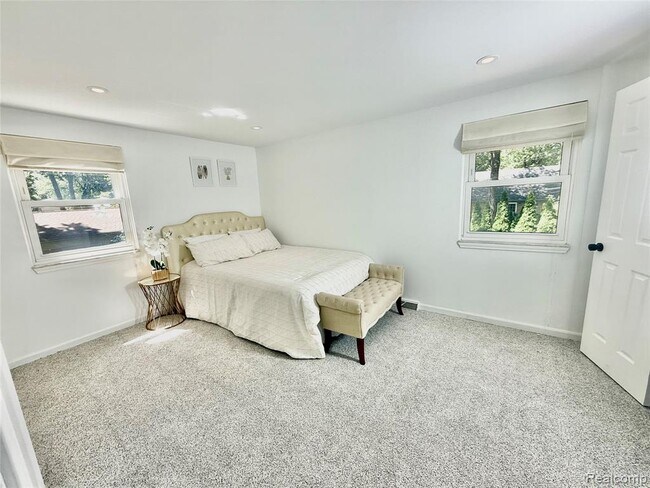 Building Photo - 1369 Flamingo St