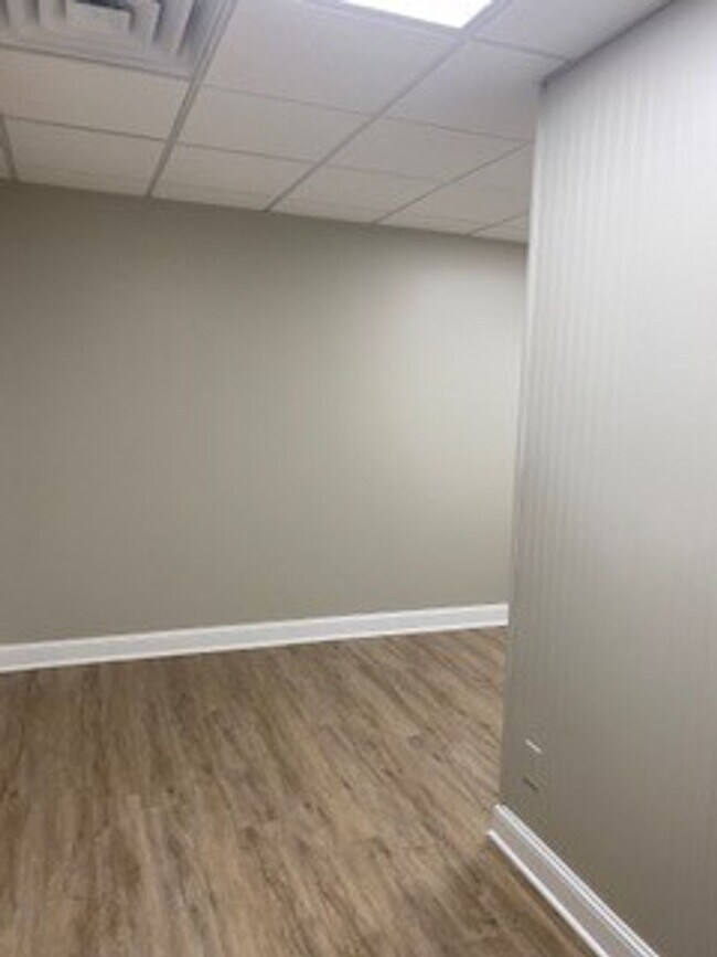 Building Photo - 123 E 9th St