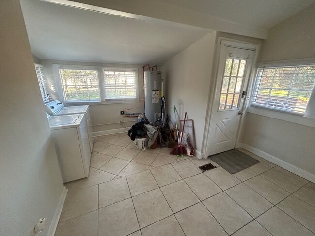 Building Photo - 827 Silver St