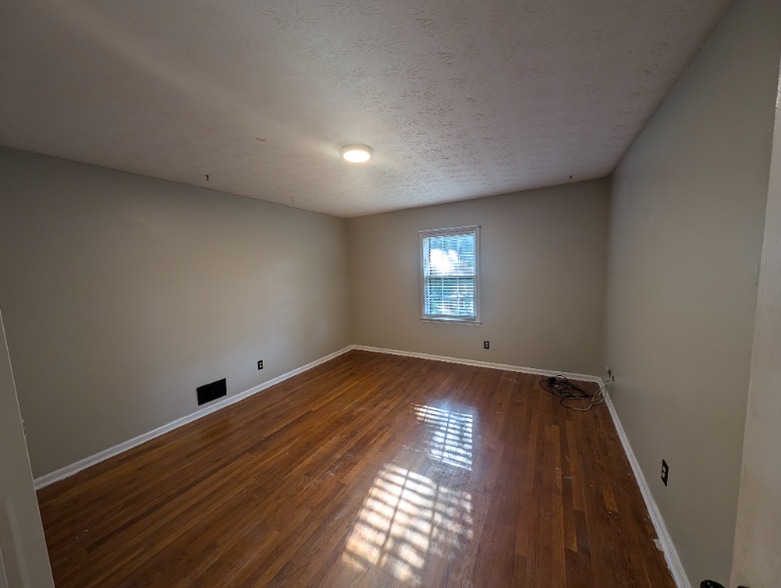 Building Photo - 2322 Chevy Chase Ln