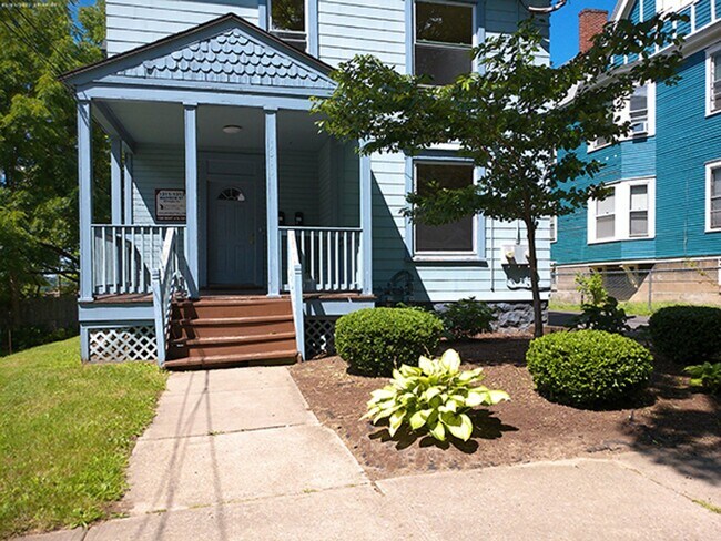 Building Photo - Newly renovated second floor flat availabl...