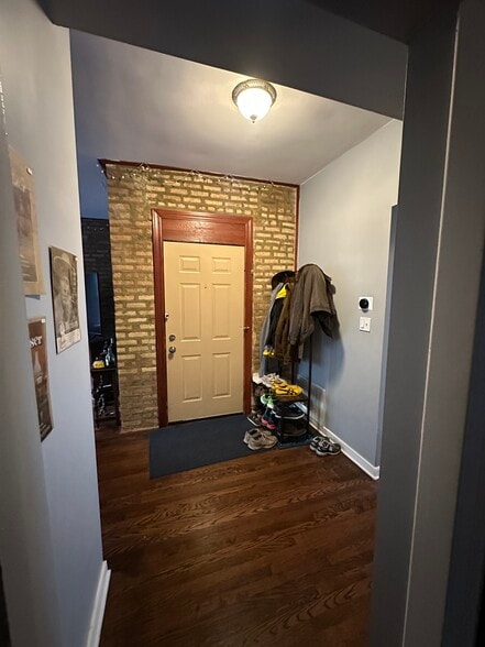 Entrance hall - 6754 N Lakewood Ave