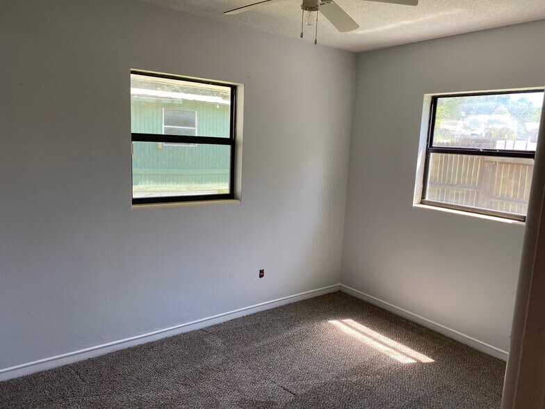 Building Photo - 849 Center Ln