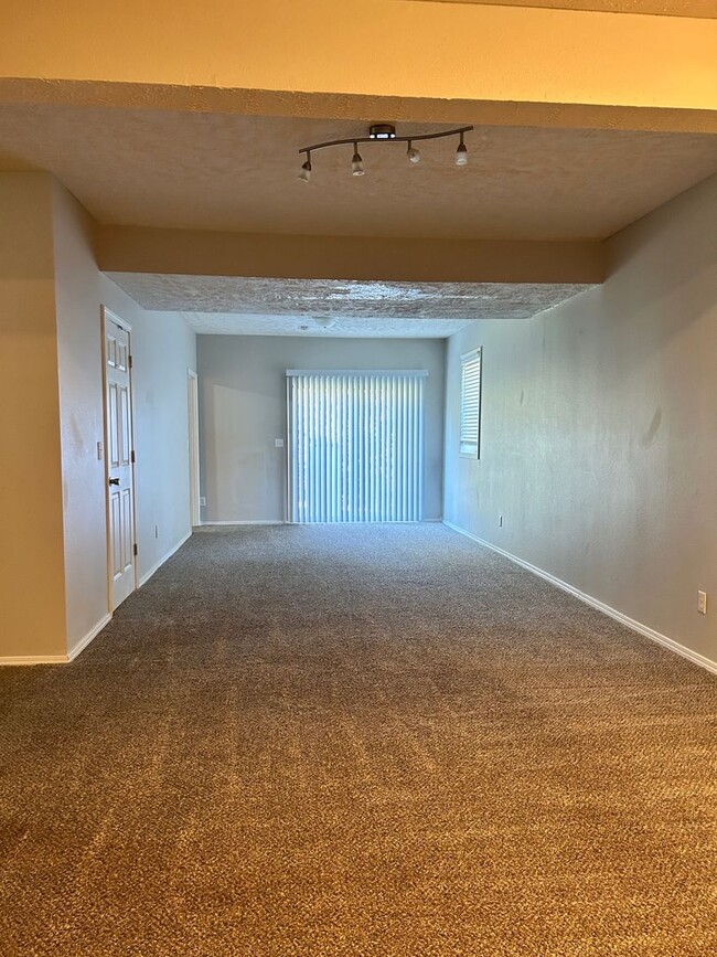 Building Photo - PRICE DROP/SHORT TERM LEASE! Beautiful 3 b...