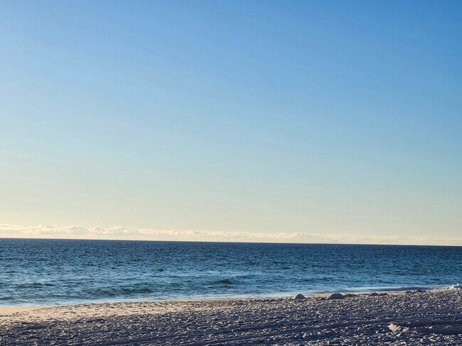 Building Photo - 8727 Thomas Dr