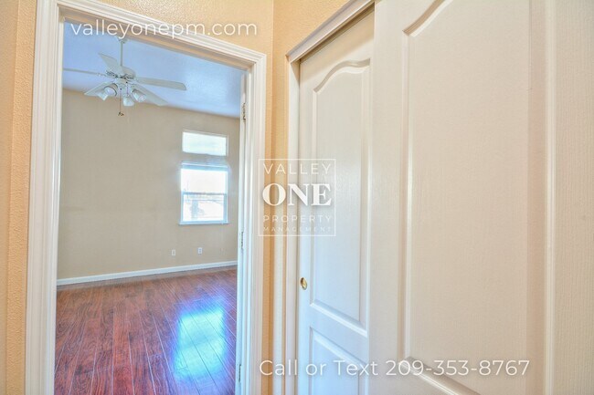 Building Photo - Charming 4 bedroom, 2 bath single story ho...