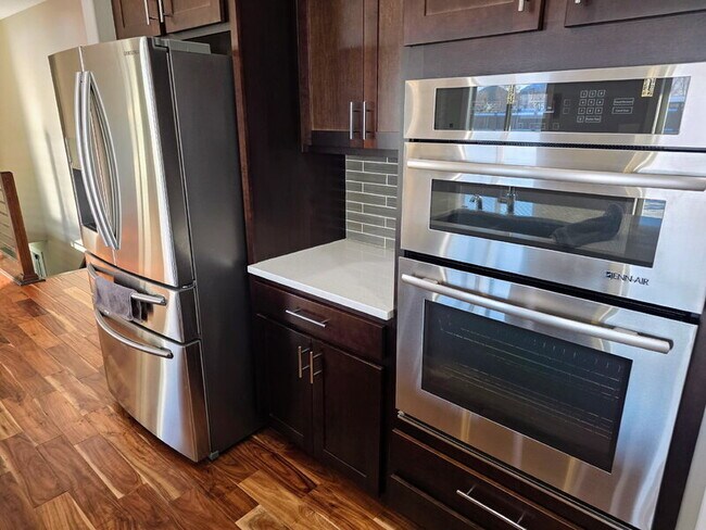 Building Photo - 482 NE Westgate Dr