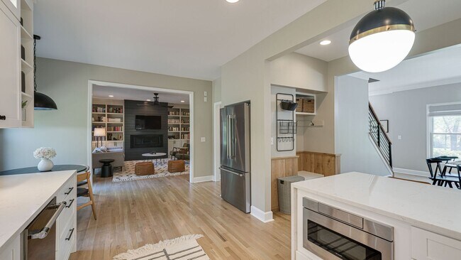 Building Photo - Modern Remodeled 4 Bedroom Rental Home in Brentwood