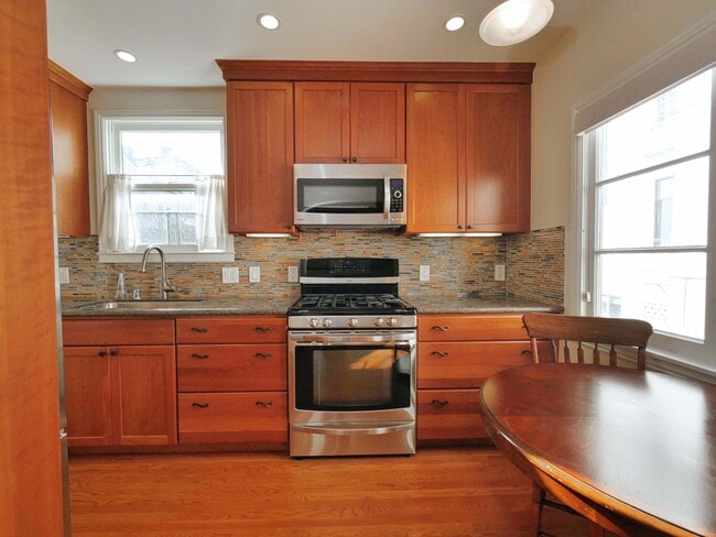 Building Photo - 1718 Le Roy Ave