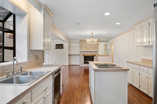 Building Photo - 4BR/3BA Forest Hills Luxury Rental