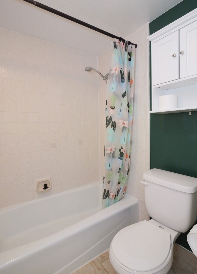 Building Photo - 239 N Juanita Ave