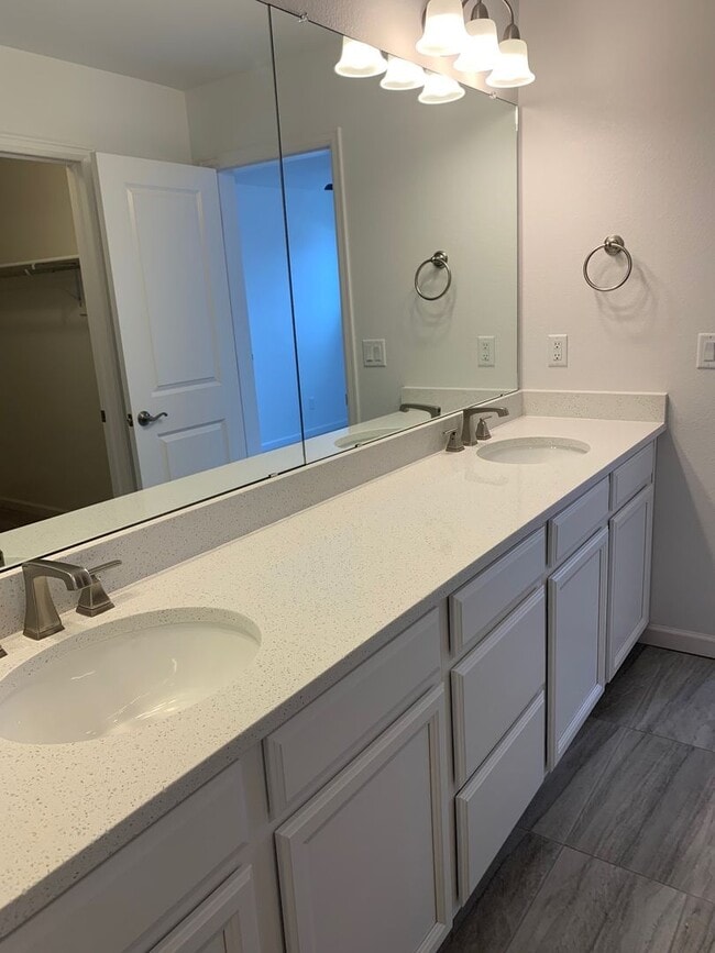 Building Photo - Beautiful Townhome In Monument With Two Ma...