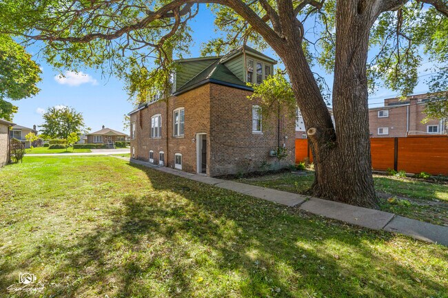 Building Photo - 7236 W 63rd Pl