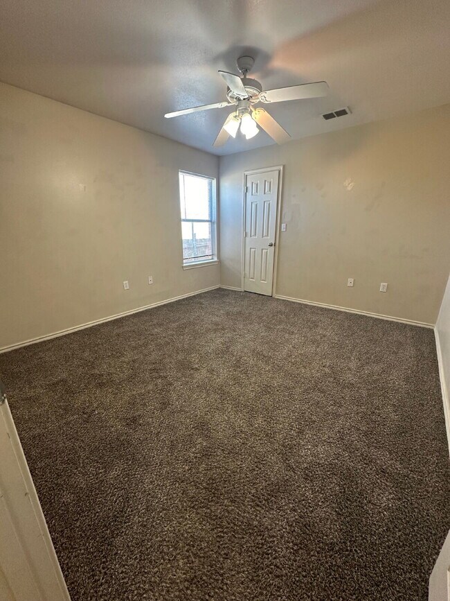 Building Photo - Duplex with easy access to the loop