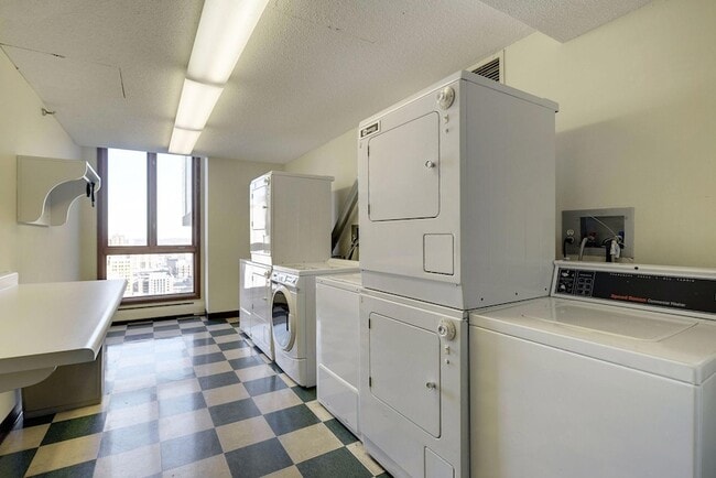 Building Photo - 433 S 7th St
