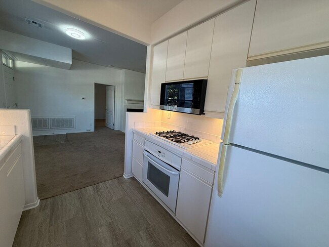 Building Photo - 1BR/1BA Condo w/ ASSIGNED PARKING for rent near Del Mar AVAILABLE NOW!