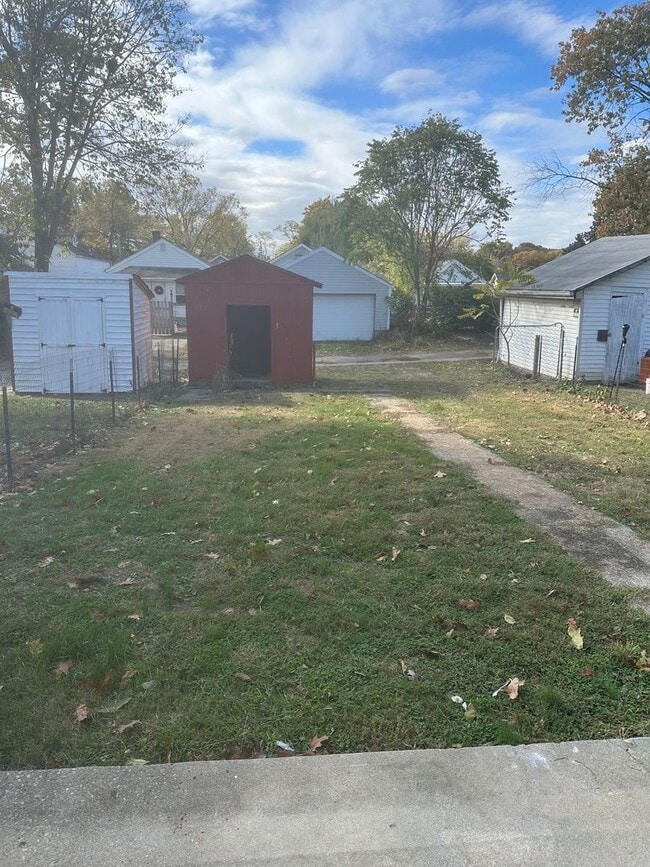 Building Photo - CHARMING, 1 BEDROOM LOWER LEVEL DUPLEX AVAILABLE NOW!