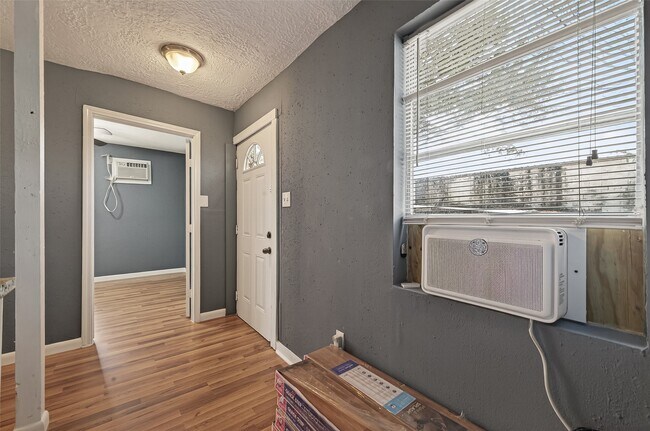 Building Photo - 216 Burr St