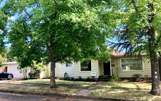 Primary Photo - 910 E 26th Ave