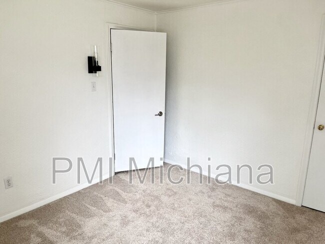Building Photo - 54305 Terrace Ln
