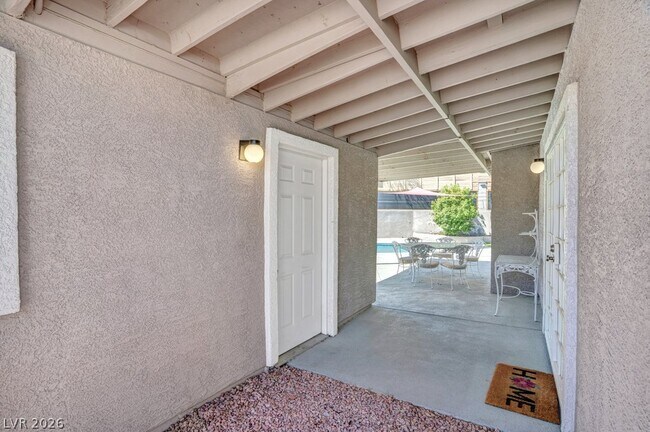 Building Photo - 3327 Seminole Cir
