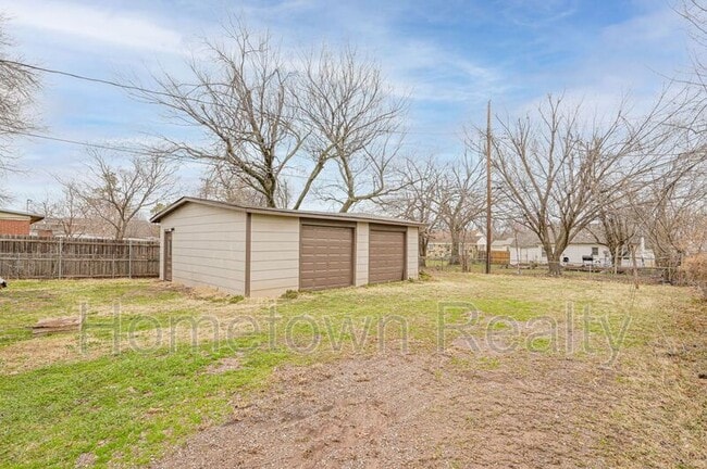 Building Photo - 2124 S Sunnylane Rd