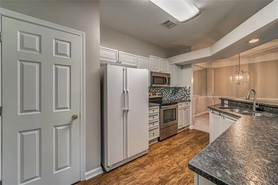 Kitchen - 534 Sandringham Dr