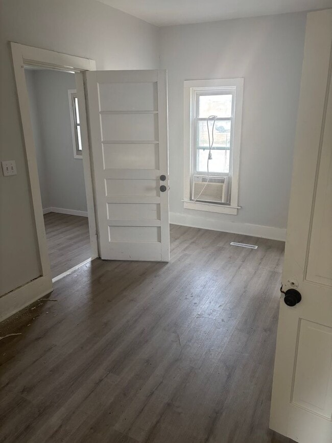 Building Photo - 605 E 14th St